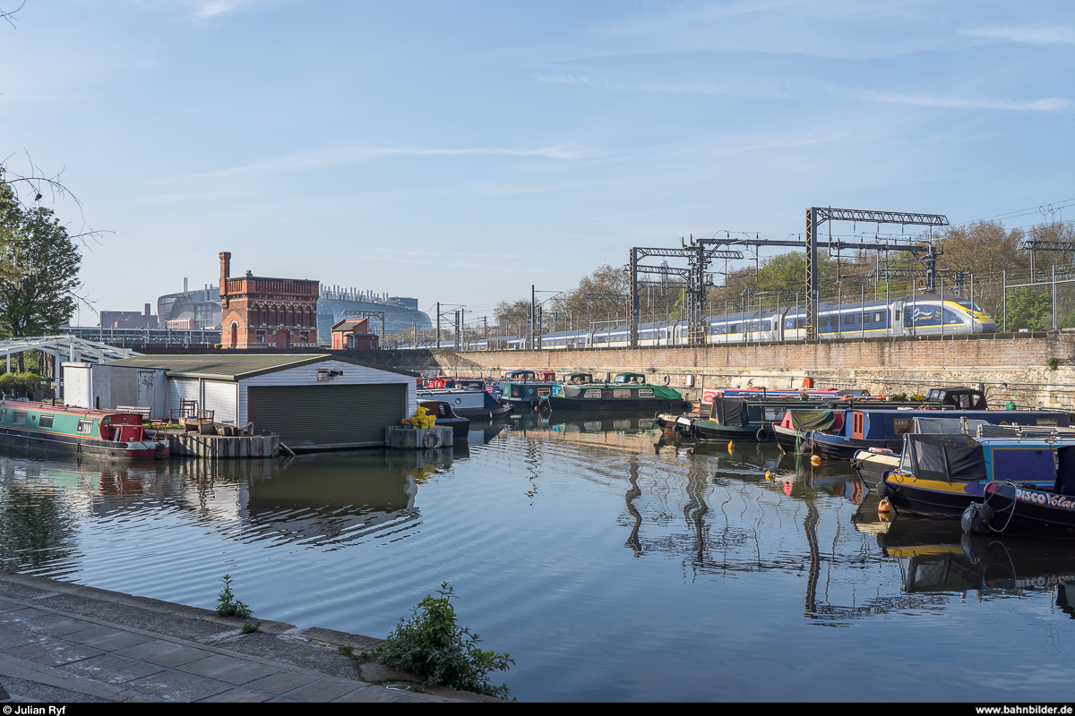 Kurz nach dem Verlassen des Bahnhofs St. Pancras International überquert der Eurostar den Regent's Canal. Eurostar 4021 verlässt London am 19. April 2019 Richtung Bruxelles-Midi.