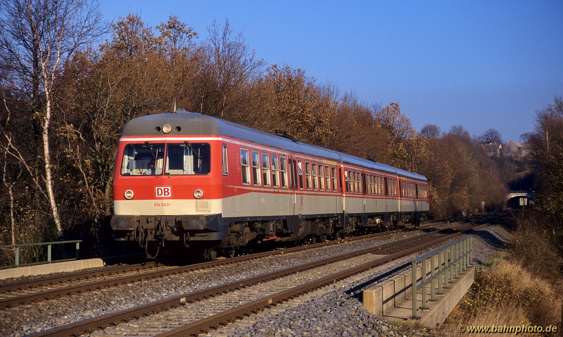 Kurz nach dem Verlassen des Tunnels bei Kulmain fährt 614 043-8 am 19. November 1997 als Eilzug von Martredwitz nach Nürnberg an mir vorbei.