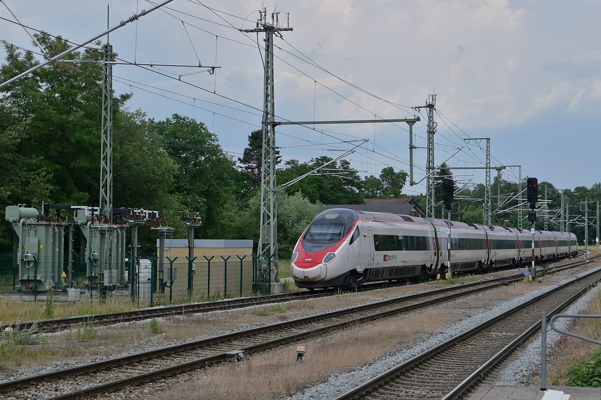 Kurz nach dem Wechsel von der bayerischen auf die württembergische Allgäubahn fährt ECE 193 von Zürich nach München an der im Zuge der Elektrifizierung neu errichteten Autotransformator-Station vorbei (16.06.2023)