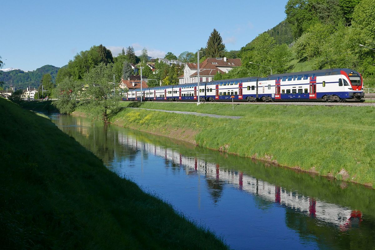 Kurz nach der Durchfahrt des Bahnhofs von Au (SG) fhrt der von Chur kommende „RHEINTAL-EXPRESS“ am Rheintaler Binnenkanal entlang zum nchsten Halt in St. Margrethen. Ziel des RE 4862 ist Wil (30.04.2018).