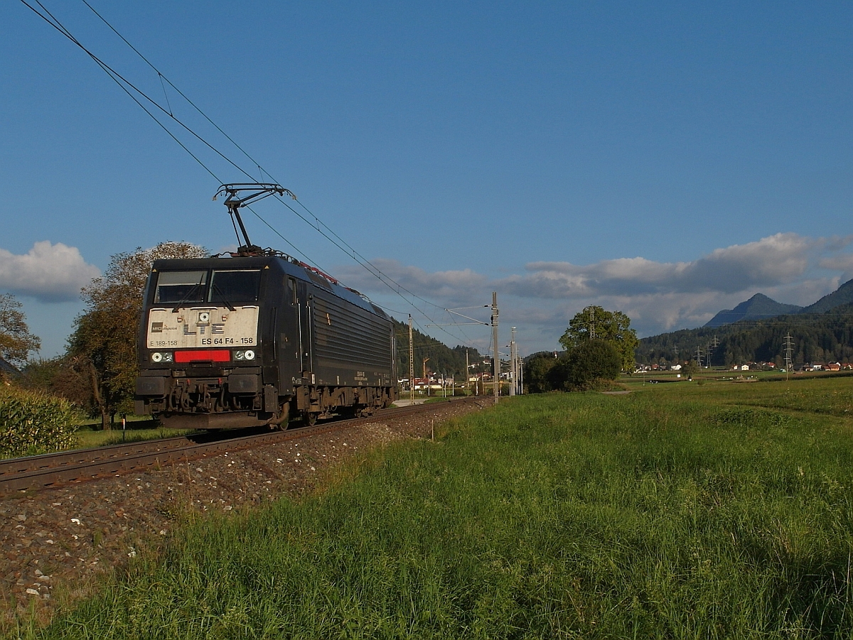 Kurz nach der Durchfahrt durch den Bahnhof von Faak am See ist am 17.09.2014 die aus Richtung Rosenbach kommende E 189-158 (ES 64 F4 - 158) von MRCE Dispolok, vermietet an LTE, unterwegs in Richtung Villach.