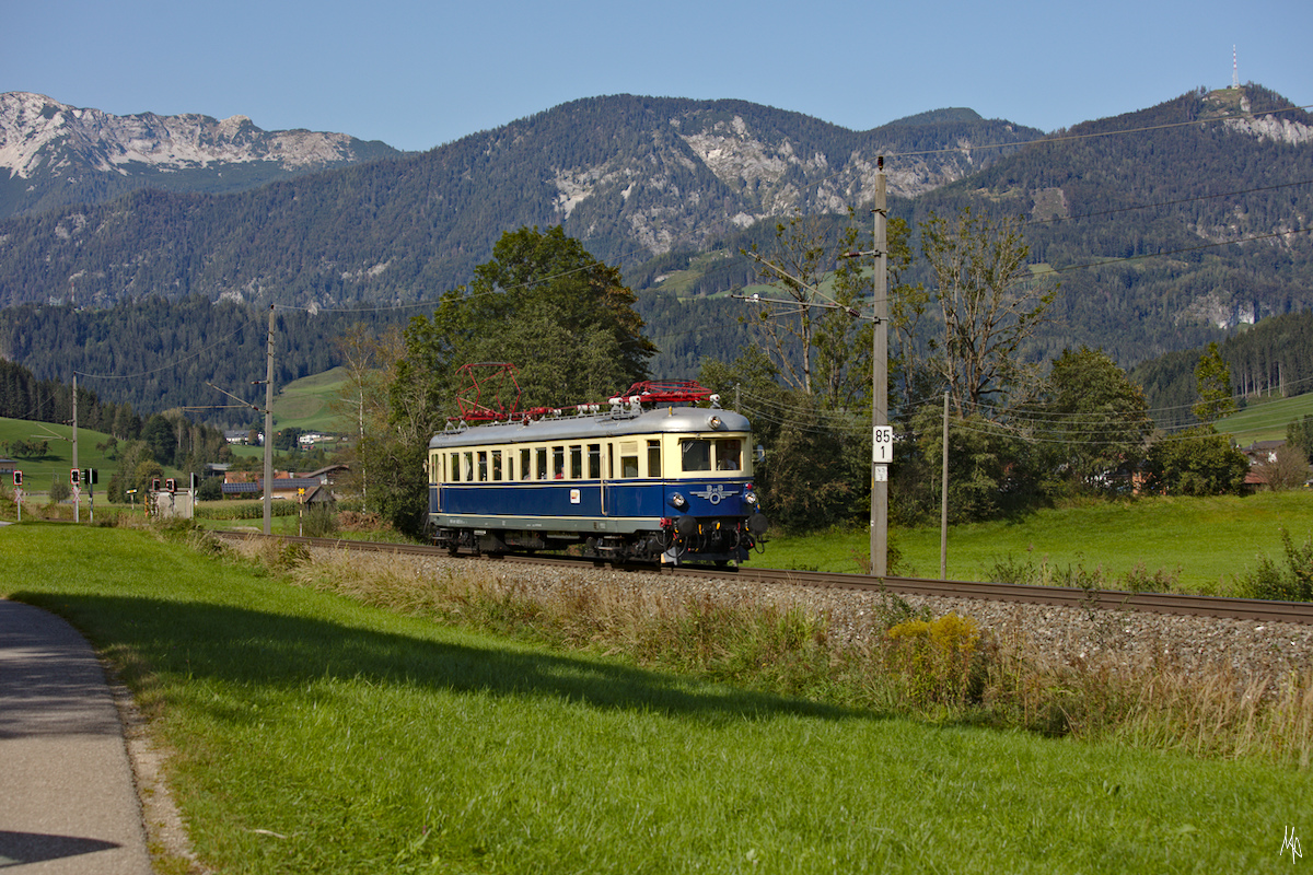 Kurz nach Edlbach ist diese Aufnahme des südwärts fahrenden Oldtimer-Triebwagen 4042.02 entstanden. (20.09.2020)