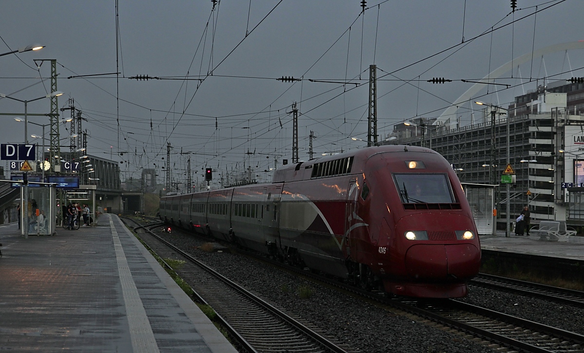 Kurz nach einem kräftigen Regenschauer durchfährt der aus der Abstellung kommende THALYS 4345 am 20.07.2019 den Bahnhof Köln Messe/Deutz