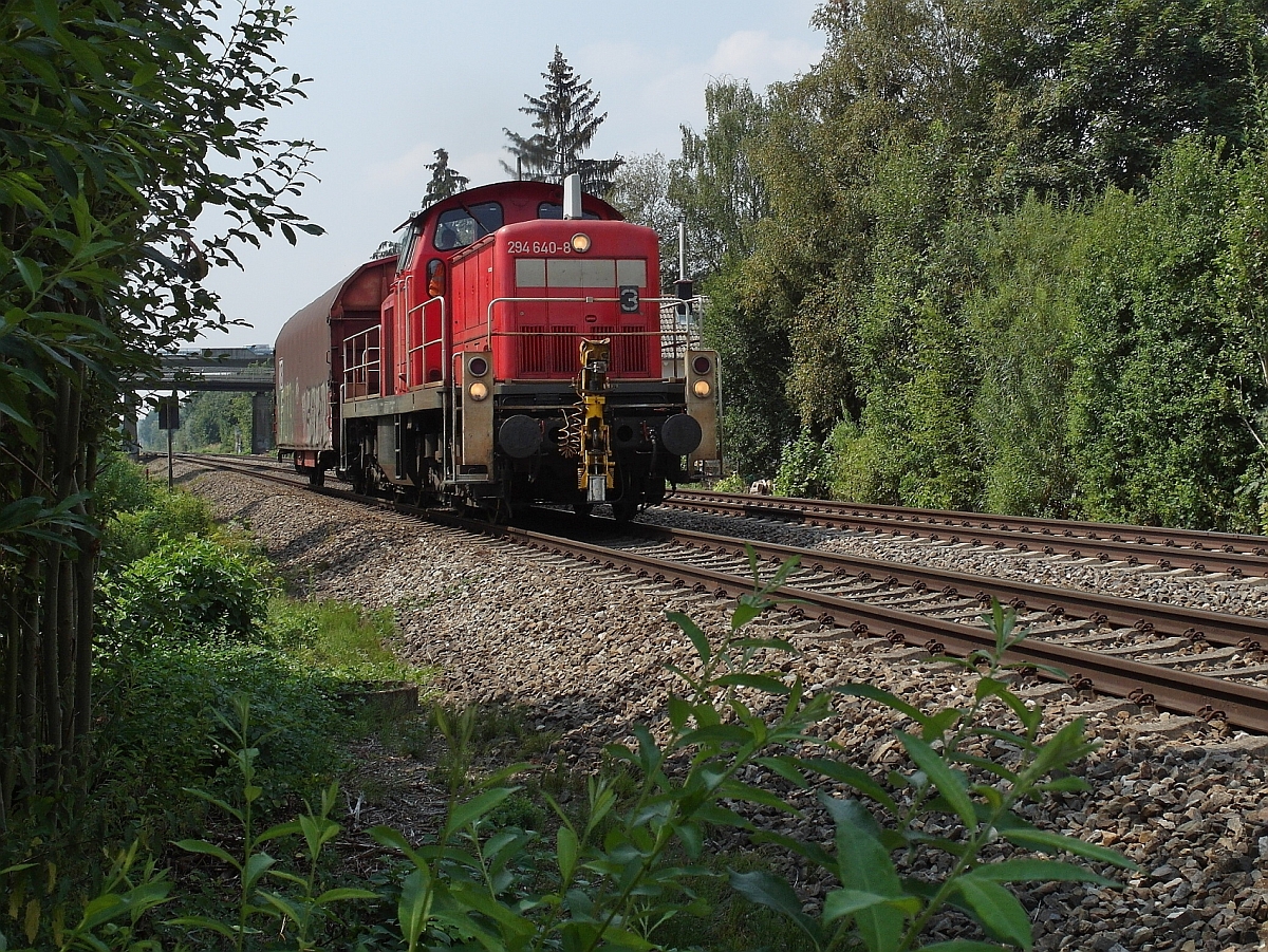 Kurz nach der  Einfahrt vom Gleis des Industriegebietes Ulm-Donautal auf das Gleis der Südbahn befindet sich 294 640-8 mit einem Wagen am Haken am 11.08.2015 auf der Fahrt nach Ulm-Rbf.