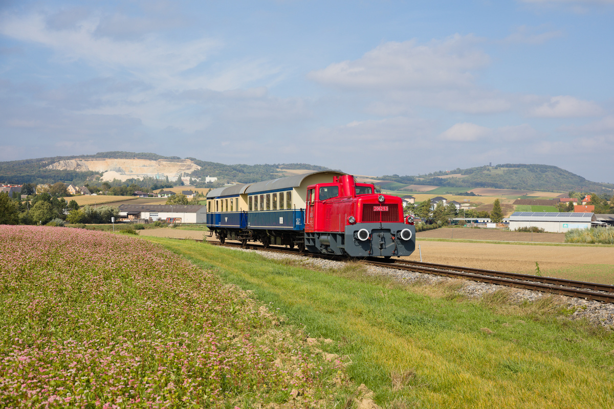 Kurz nach Ernstbrunn ist die 2062.53 mit ihrem Foto-Sonderzug unterwegs. (03.10.2021) 