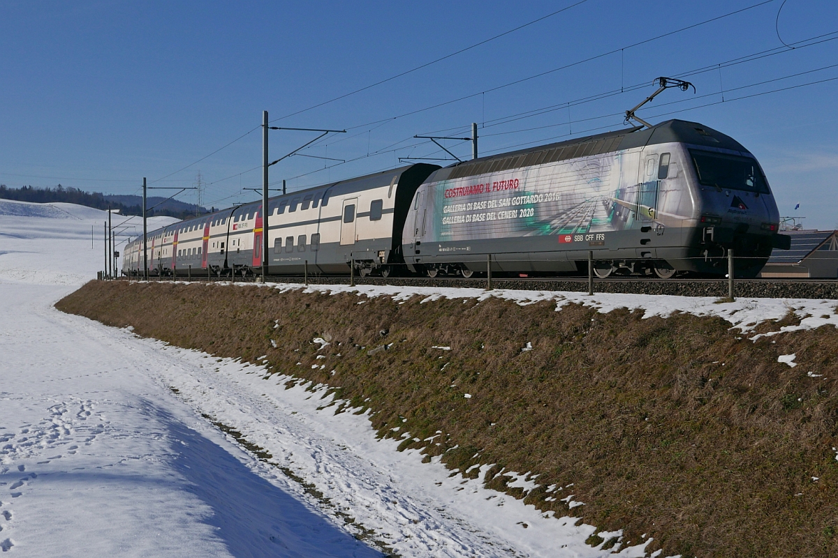 Kurz nach Gossau wurde Re 460 107-6 fotografiert, die von St. Gallen kommend am 29.01.2017 die Wagen des IC 718 nach Genève-Aéroport schiebt.