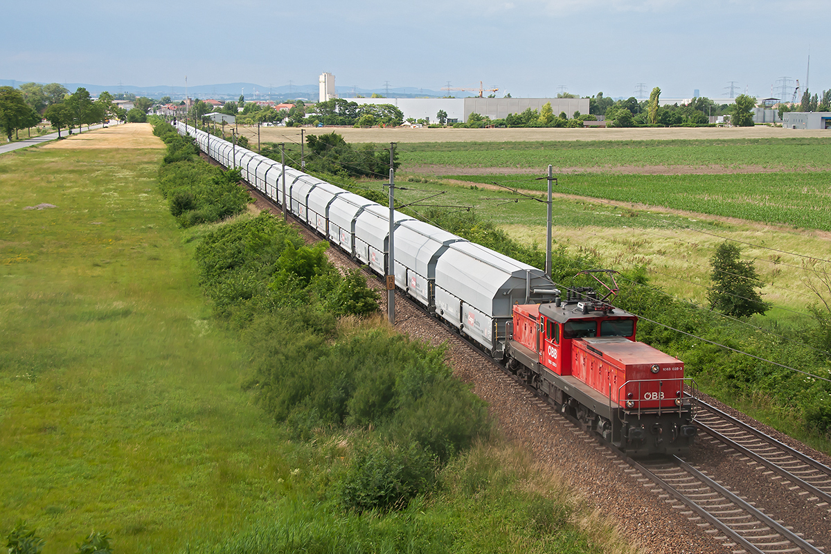 Kurz nach Himberg konnte die BR 1063 028 mit einem GZ aufgenommen werden. Das Foto entstand am 12.06.2017.