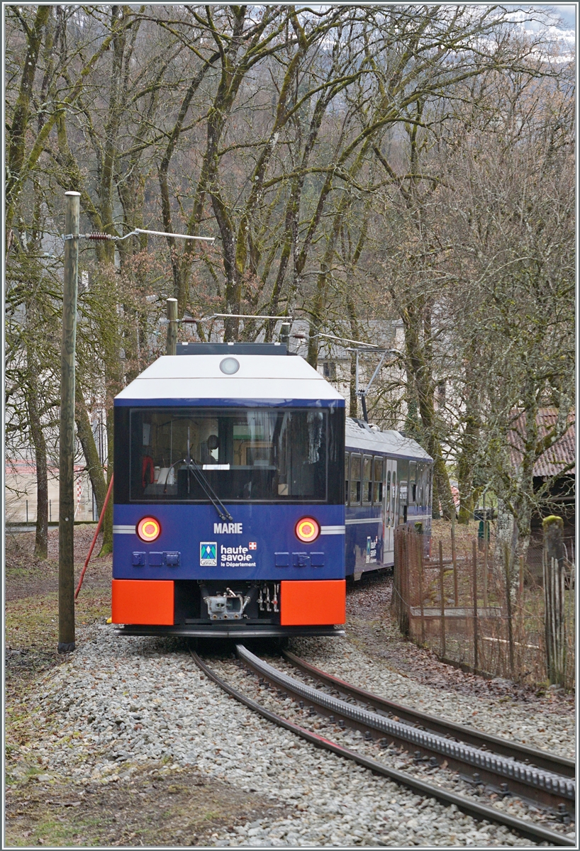 Kurz nach der Kehre  Berchat  zwischen St-Gervais und Le Fayet ist die blaue MARIE mit dem gleichnamigen Steuerwagen auf dem Weg vom Col de Voza zum TMB Bahnhof Le Fayet. 

21. Februar 2026