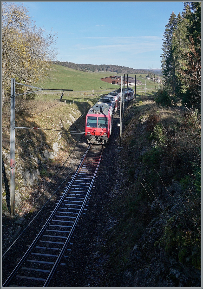 Kurz nach Le Lieu (Fahrtrichtung Le Brassus) findet der TRAVYS Regionalzug 6017 durch einen Felseinschnitt und einen nachfolgenden Tunnel den Weg zurück zum See. 

14. November 2020