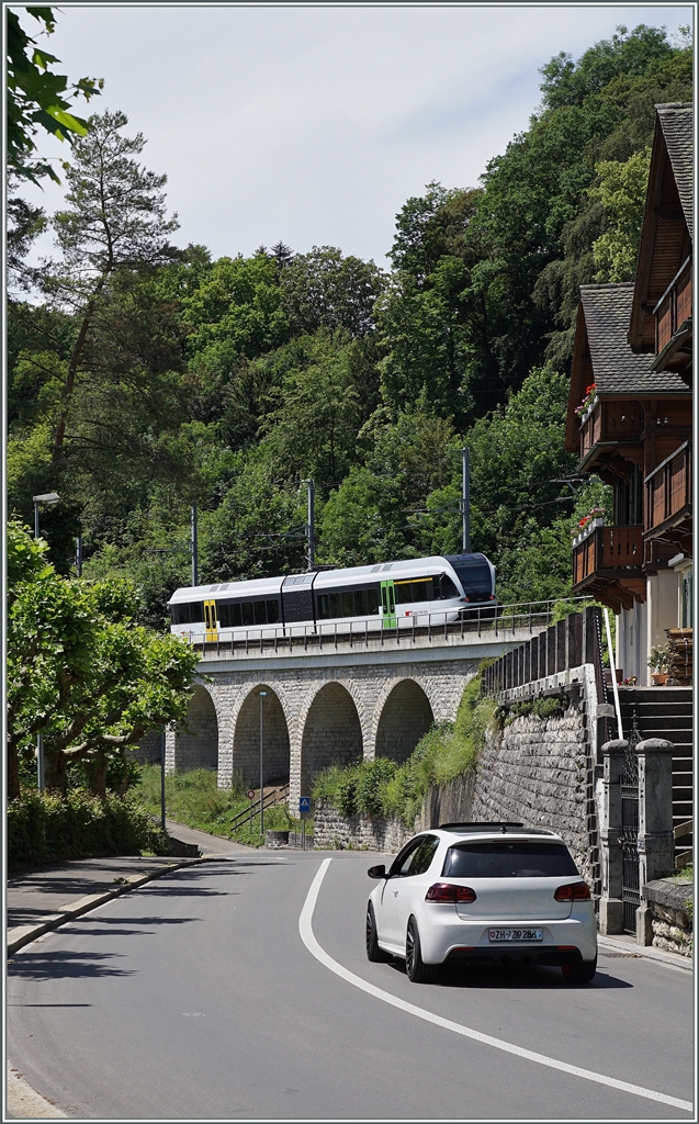 Kurz nach der neuen Haltestelle  Neuhausen Rheinfall  ist ein Thurbo GTW RABe 526 Richtung Jestetten unterwegs. 
18. Juni 2016
