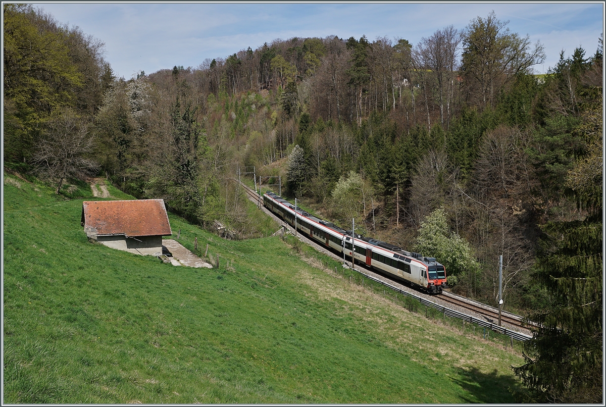Kurz nach Pensier beim Schiffensee steigt das Trasse der TPF GFM Strecke recht steil an um die Anhöhe von Courtepin zu erreichen und führt dabei durch ein romantsiches Tal bzw. einen romantischen Einschnitt.
Das Bild zeigt einen SBB RBDe 560 Domino der als RER 20 14447 von Neuchâtel nach Romont unterwegs ist.

19. April 2022