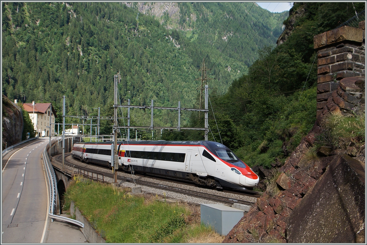 Kurz nach Rodi-Fieso erreicht der SBB RABe 503 als EC 13 von Zürich nach Milano die  Dazio Grande  und fährt gleich in den Dazio Tunnel ein. 
23. Juni 2015