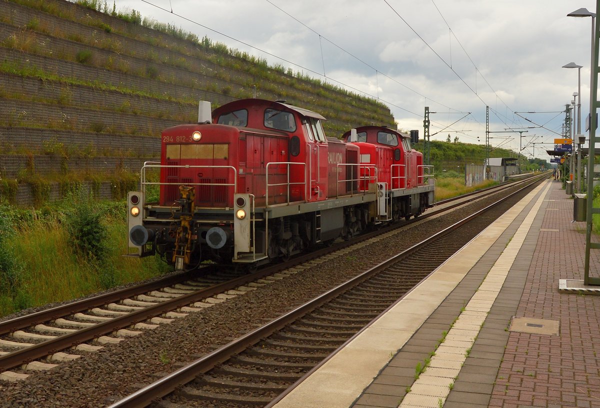 Kurz nach eine S11 kommen diese beiden Rangierloks durch Allerheiligen gen Köln gefahren. Gezogen wird der kleine Lokzug von der 294 812-3 und als Wagen ist die 294 703-4 angehangen. 30.6.2016