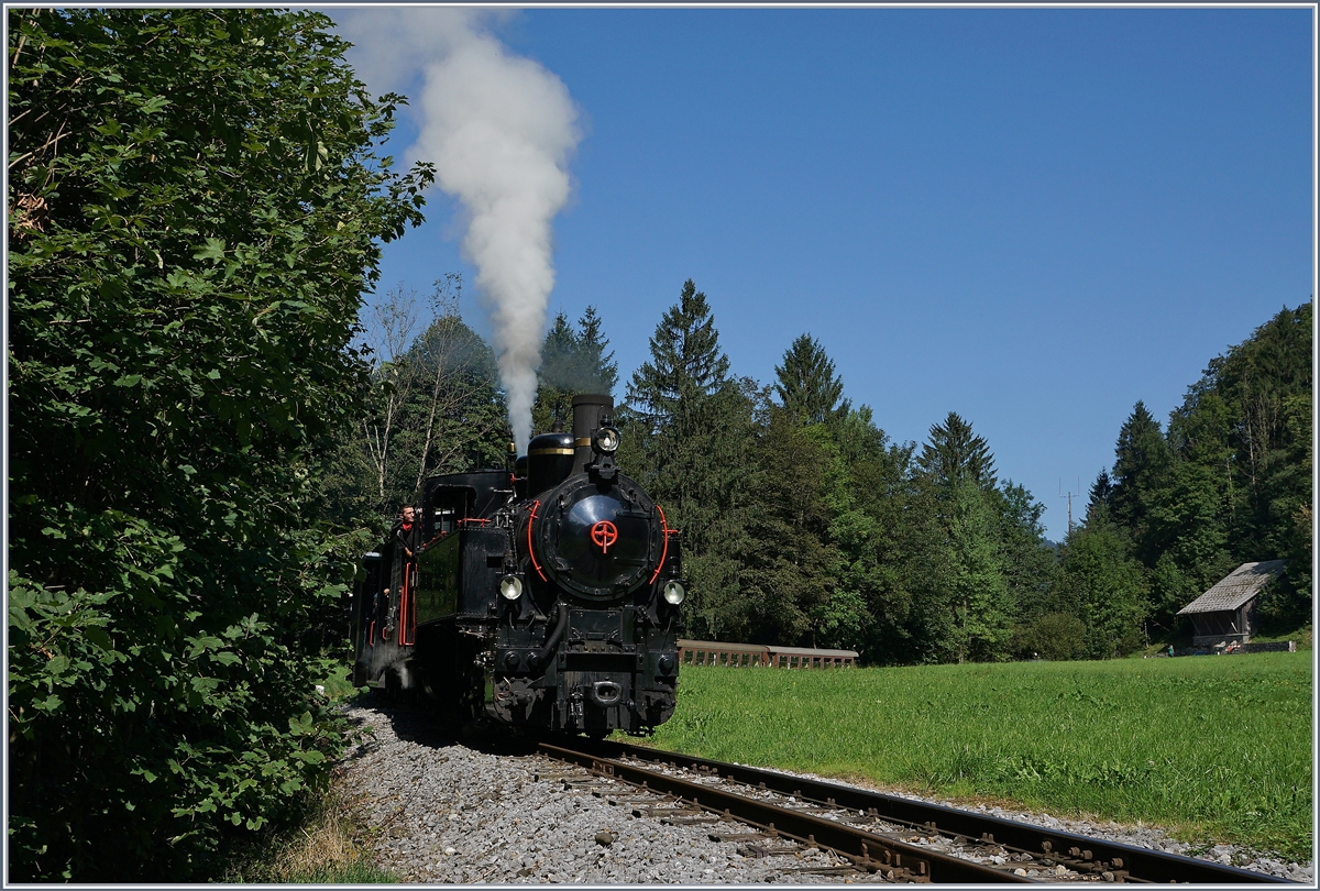 Kurz nach Schwarzenberg konnte ich den langen Wälderbähnle Dampfzug mit der Uh 102 an der Spitze auf seiner Fahrt nach Bezau festhalten.
10. Sept. 2016