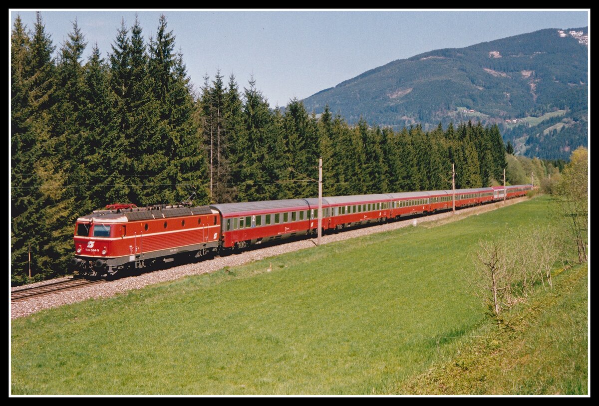 Kurz nach Selzthal fährt 1044 094 mit IC668 (Graz - Bregenz) am 1.05.2002 durchs Ennstal.Die Lok hat den Zug in Selzthal übernommen und bleibt im Langlauf bis Bregenz am Zug.