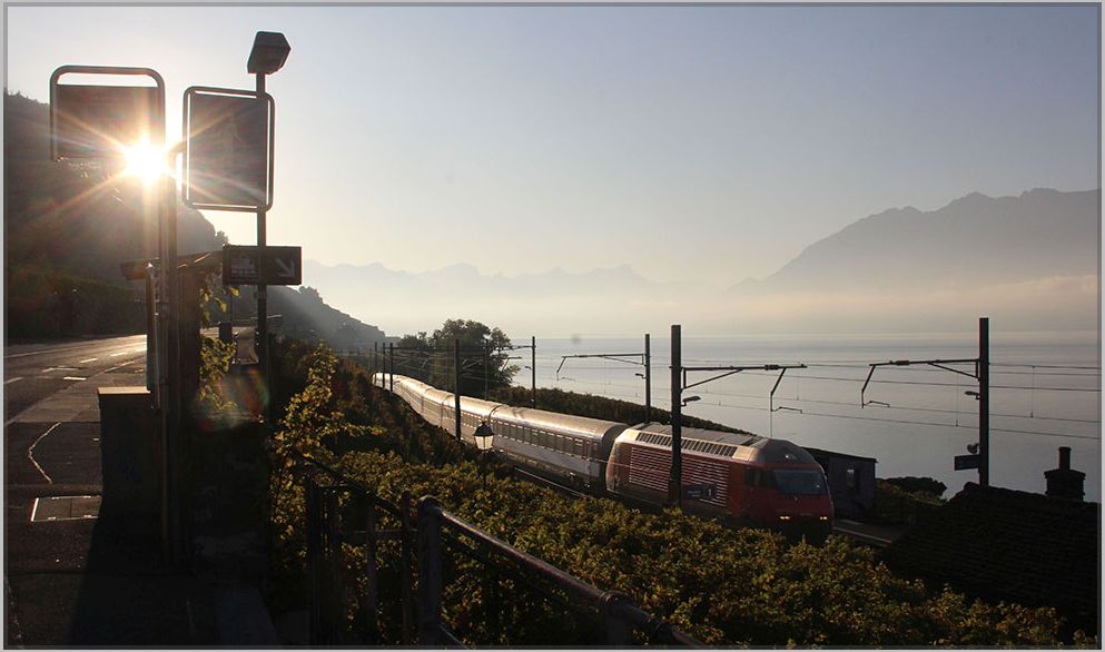 Kurz nach Sonnenaufgang ist am Morgen des 26. Oktober 2019 ein IR am Genfer See nahe Epesses Richtung Geneve unterwegs. 