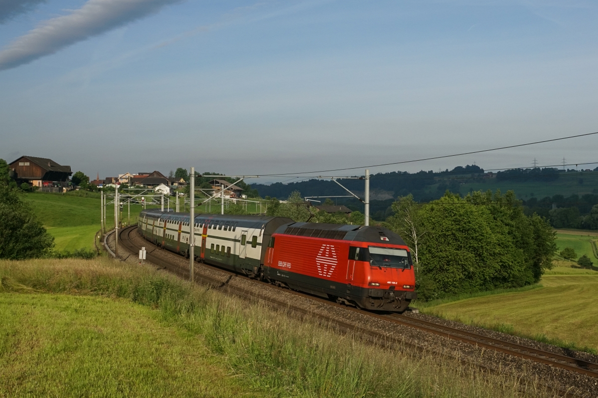 Kurz nach Sonnenaufgang erreicht am 31.05.2015 die Re 460 109-2 Rotkreuz.
