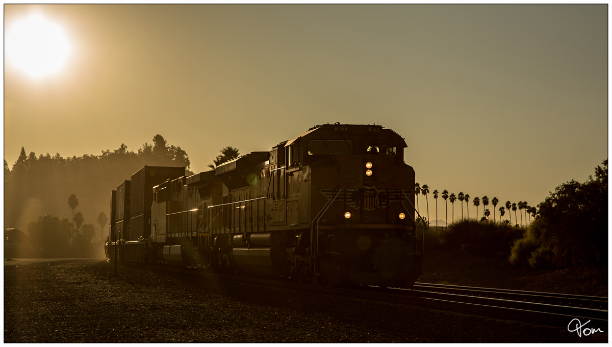 Kurz nach Sonnenaufgang fuhr ein Containerzug mit den Union Pacific Loks No.8762 (SD70) + No.6250 (AC44) an unserem Fotostandpunkt nahe San Bernardino vorbei.
15 Oktober 2019