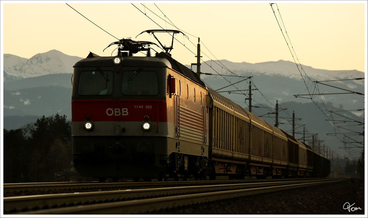 Kurz nach Sonnenuntergang, rollte die 1144 102 mit dem Pölser Papierzug, in Lind bei Zeltweg vorbei.
14.3.2014