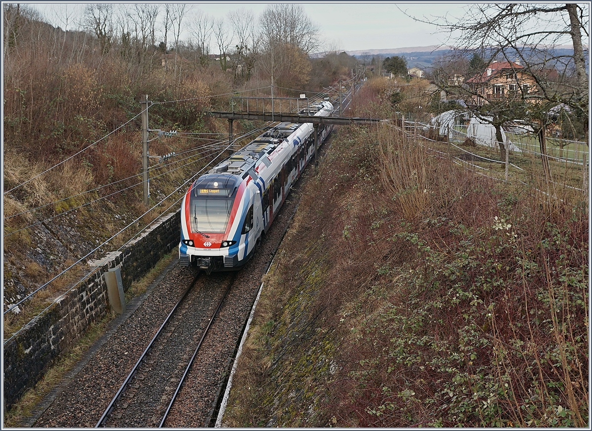 Kurz nach St-Laurent, in Fahrtrichtung la Roche sur Foron beschreibt die Strecke von Annecy nach Annemasse zur Bewältigung des Höhenunterschiedes eine offen Kehre von ca 240 °. Im Bild zwei SBB CFF LEX RABe 522 auf der Fahrt Richtung Coppet am Beginn der Einfahrt in die Kehre; im Hintergrund ist der Bahnhof von St-Laurent zu erahnen. 

21. Februar 2020