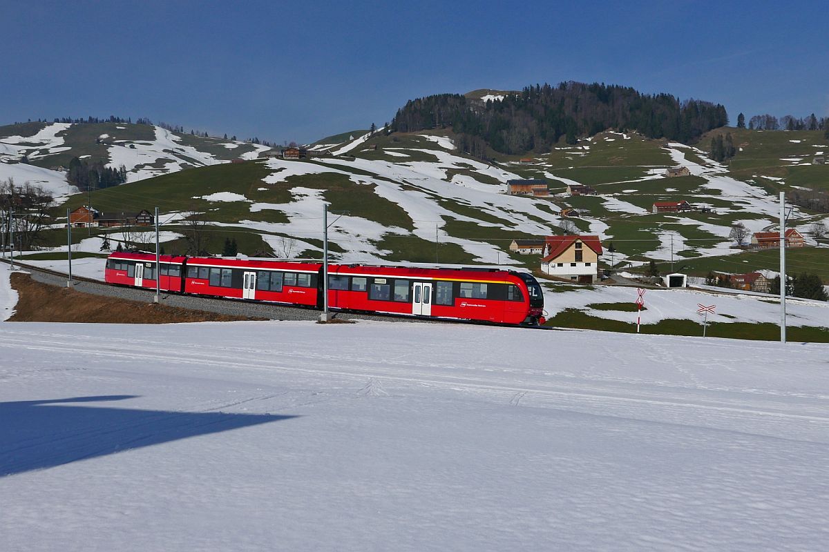 Kurz nach der Station Gontenbad fährt am 23.02.2019 ein in Gossau gestarterter  Walzer -Triebzug als S23 1129 nach Appenzell.