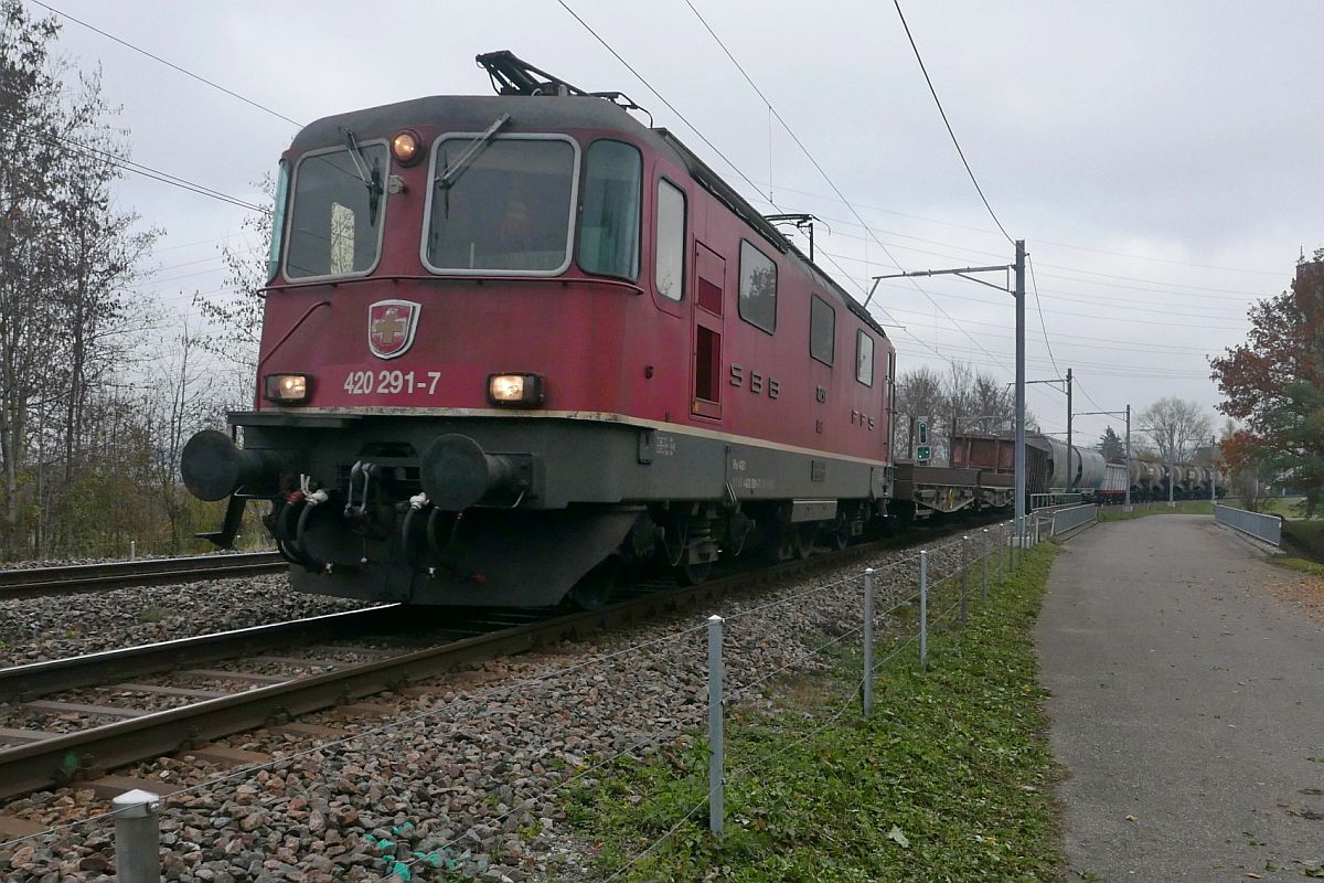 Kurz nach der Station Müllheim-Wigoltingen zieht Re 420 291-7 einen gemischten Güterzug Richtung Frauenfeld (16.11.2018).