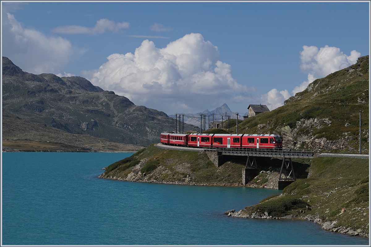 Kurz nach der Station Ospizio Bernina fährt der RhB ABe 8/12 3506  Allegra  mit einem Reisezug nach Tirano dem Lago Bianco entlang, wobei sich der Lago Bianco hier erfreulich blau zeigt.

13. September 2016