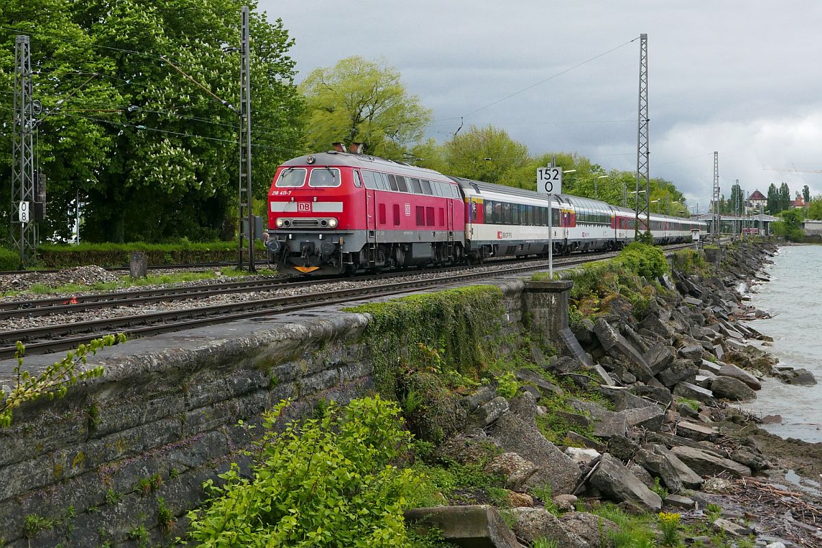 Kurz nach bernahme der von Basel kommenden Wagen des EC 191 zieht 218 411-7 diese ber den Lindauer Bodenseedamm und danach das Allgu hinauf nach Mnchen (03.05.2019).