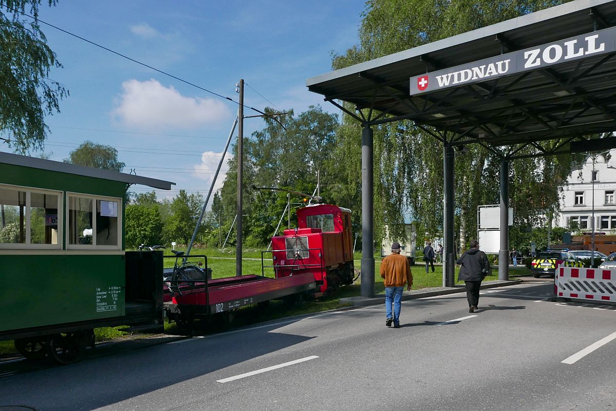 Kurz nach der Überquerung des Rheins zieht am 30.05.2019 die elektrische/dieselektrische Lok  URS  den Fahrrad- und die Personenwagen, die kurz zuvor in Wiesenrain übernommen wurden, an der schweizerischen Zollstation Widnau vorbei.