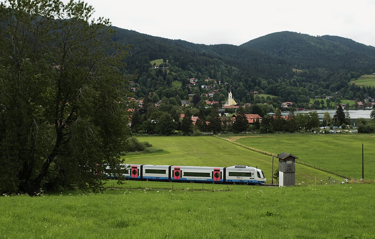 Kurz nach Verlassen des Bahnhofes Schliersee wurde VT 105 am 16.07.2020 auf der Fahrt nach Bayrischzell aufgenommen