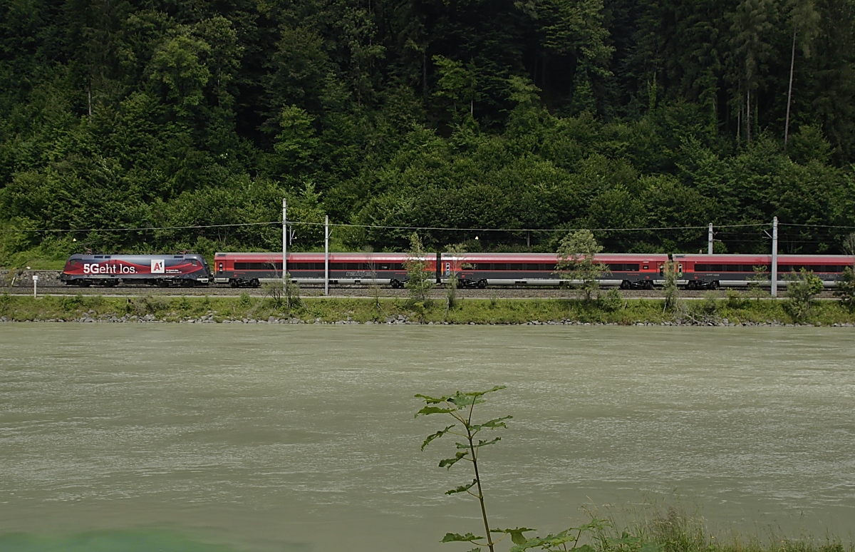 Kurz nach Verlassen des Bahnhofs Kufstein fährt die ÖBB 1116 231  5Geht los  mit einem Railjet am Inn entlang in Richtung deutsche Grenze