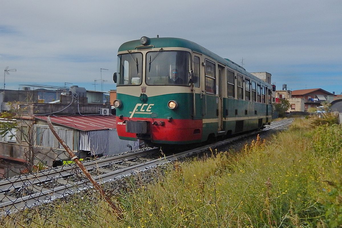 Kurz nach Verlassen des Bahnhofs von Bronte befindet sich der Triebwagen der FCE am 15.11.2022 auf der Fahrt von Randazzo nach Catania Borgo