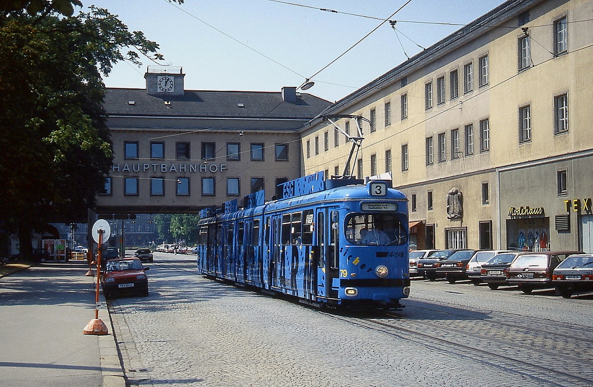 Kurz nach Verlassen des Bahnhofsvorplatzes fährt der Linzer Tw 79 im Sommer 1991 in Richtung Urfahr. Nach der völligen Umgestaltung des Bahnhofsgeländes kann ich die Geoposition leider nur annäherungsweise angeben.
