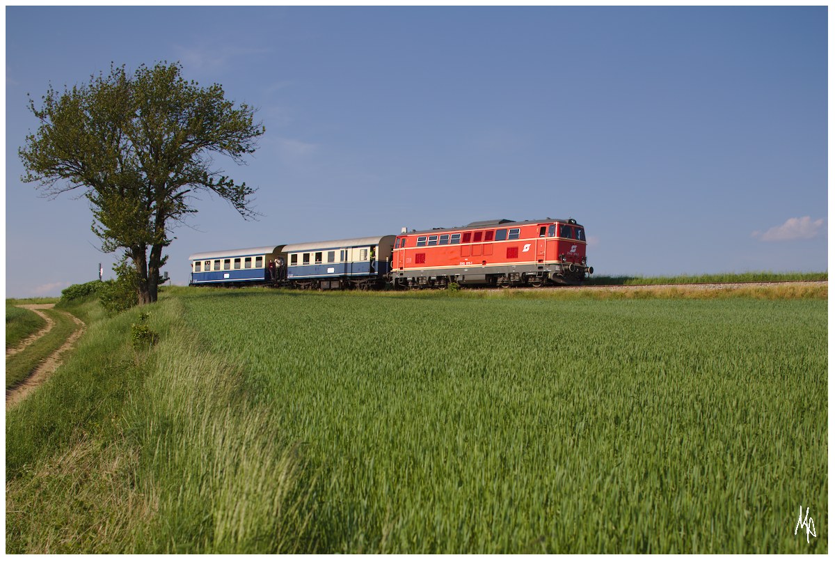 Kurz nach Würnitz-Hetzmannsdorf ist diese Aufnahme der 2143.70 mit ihrem Zug auf der Fahrt zurück nach Wien Praterstern enstanden. (16.05.2015)