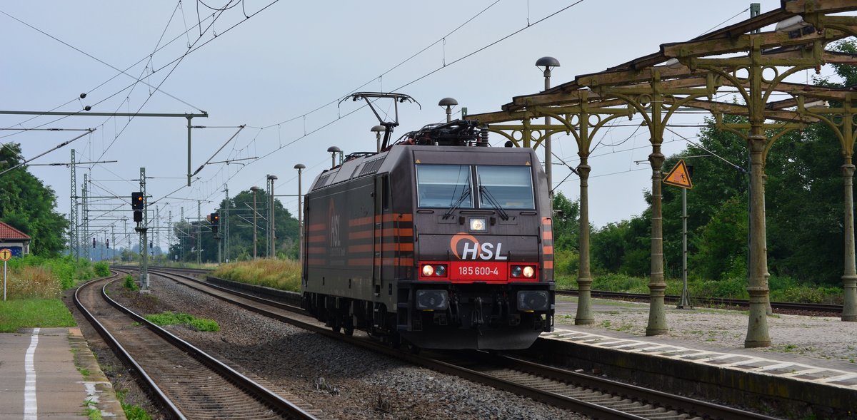 Kurz nachdem die 185 599-8 durch Calbe Ost gen Schönebeck fuhr kam die 185 600 ebenfalls in Schokobraun Lz durch Calbe Ost gen Köthen gefahren.

Calbe Ost 02.08.2017