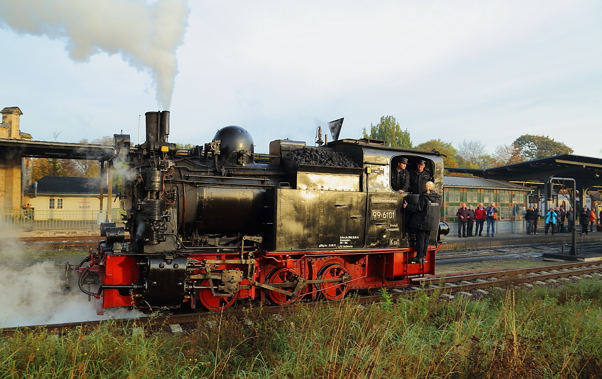 Kurz nachdem am 18.10.2014 ein Planzug in Richtung Eisfelder Talmühle den Bahnhof Quedlinburg verlassen hat, setzt jetzt 99 6101 um, ans andere Ende ihres IG HSB-Sonderzuges, um kurz darauf mit ihm für eine Fahrt nach Hasselfelde zu starten. (Bild 3)