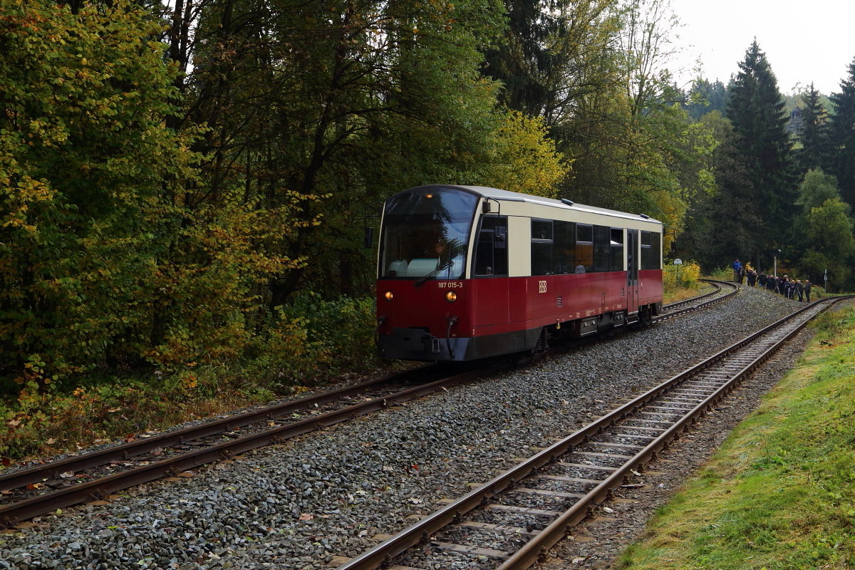 Kurz nachdem der IG HSB-Sonderzug nach seinem Abstecher nach Harzgerode am 23.10.2016 wieder in Alexisbad eingetroffen ist, kommt nun auch Triebwagen 187 015 als P8981 nach Nordhausen, auf der gleichen Strecke hinterhergebrummelt und wird ebenfalls gleich in Alexisbad einfahren. Wie immer sehr gut besucht, der Fotostandort an der Gabelung der Strecken nach Harzgerode (links) und Stiege (rechts).