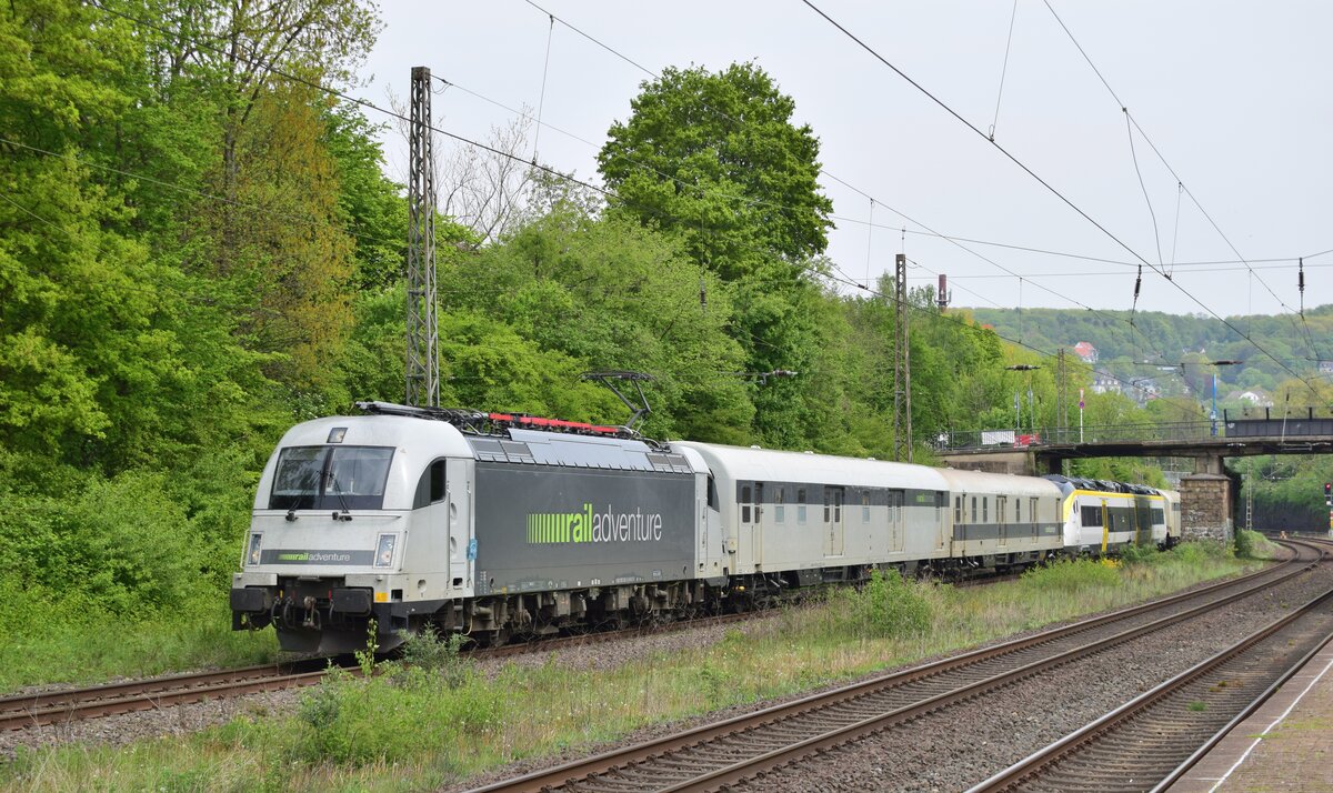 Kurz nachdem der RB48 in Sonnburn durchfuhr kam 183 500 mit dem AKku Mireo 563 003 durch SOnnburn gen Süden gefahren.

Wuppertal 13.08.2022