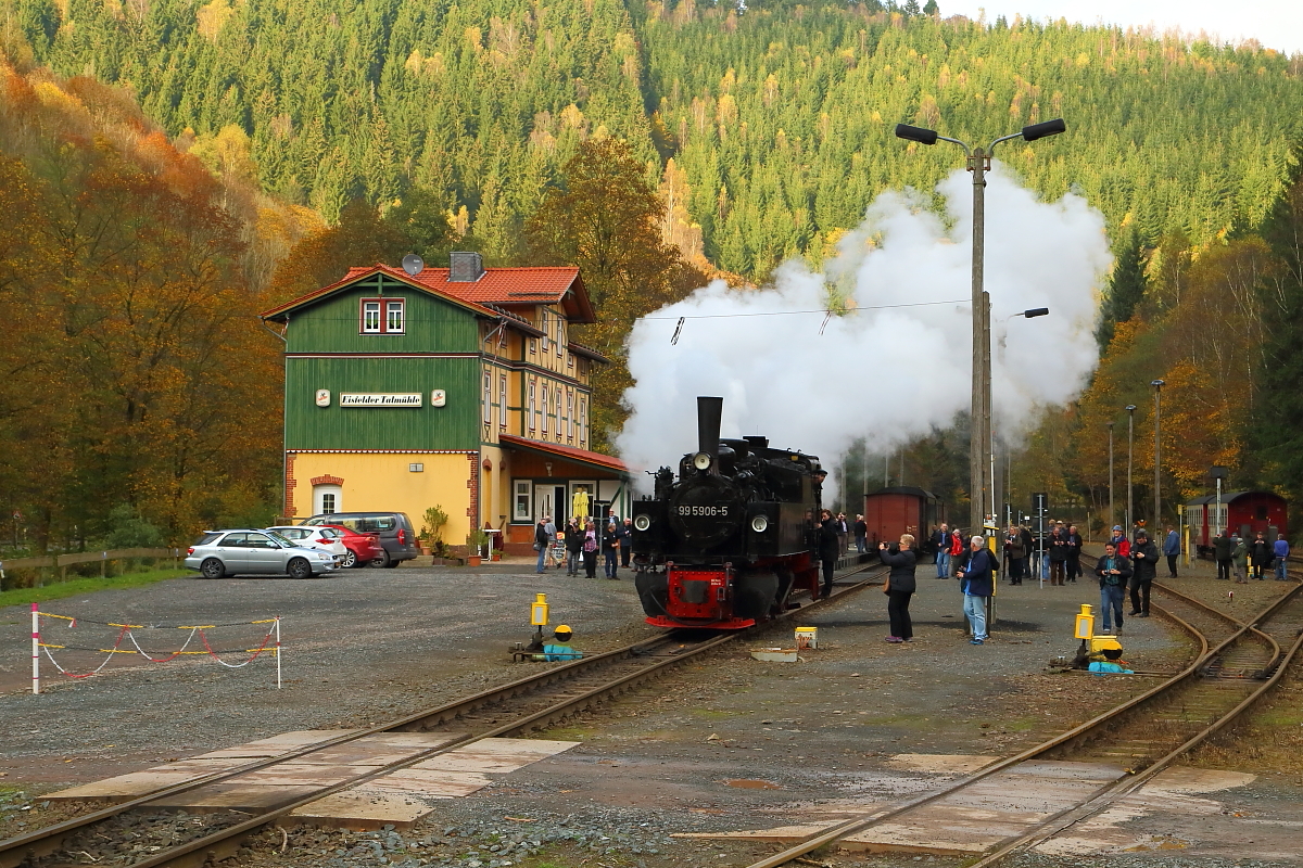 Kurz nachdem sie am 17.10.2014, mit ihrem IG HSB-Sonderzug aus Drei Annen Hohne kommend, im Bahnhof Eisfelder Talmühle eingefahren ist, befindet sich 99 5906 bereits auf Rangierfahrt zur Schlackegrube, da aufgrund der bereits zurückgelegten langen Fahrstrecke (Wernigerode-Brocken- Drei Annen Hohne) eine Entaschung erforderlich ist.