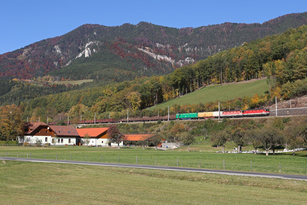 Kurz unter Payerbach in herrlicher Landschaft fährt G-54056 mit 1144.273+029 nach Gloggnitz. 17.10.17