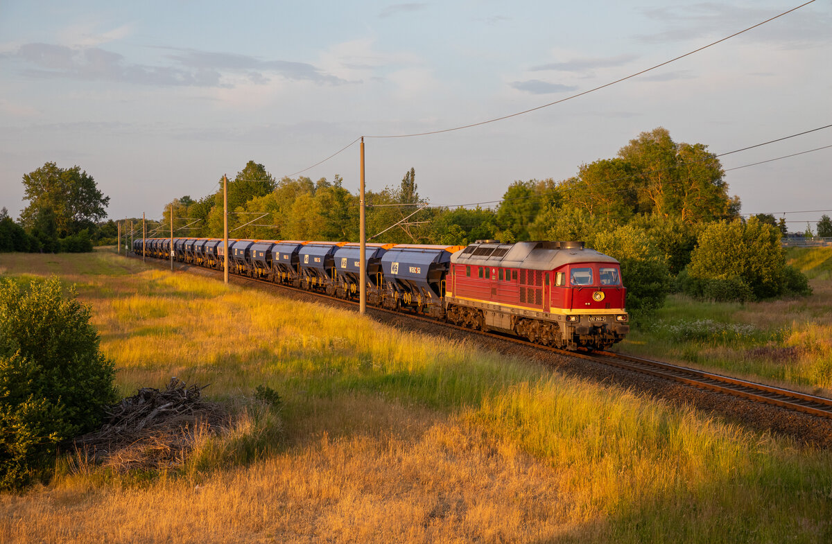 Kurz vor 21 Uhr rollte im warmen Abendlicht des 14.06.2023 die 132 293 des EBS durch Kummerow.
