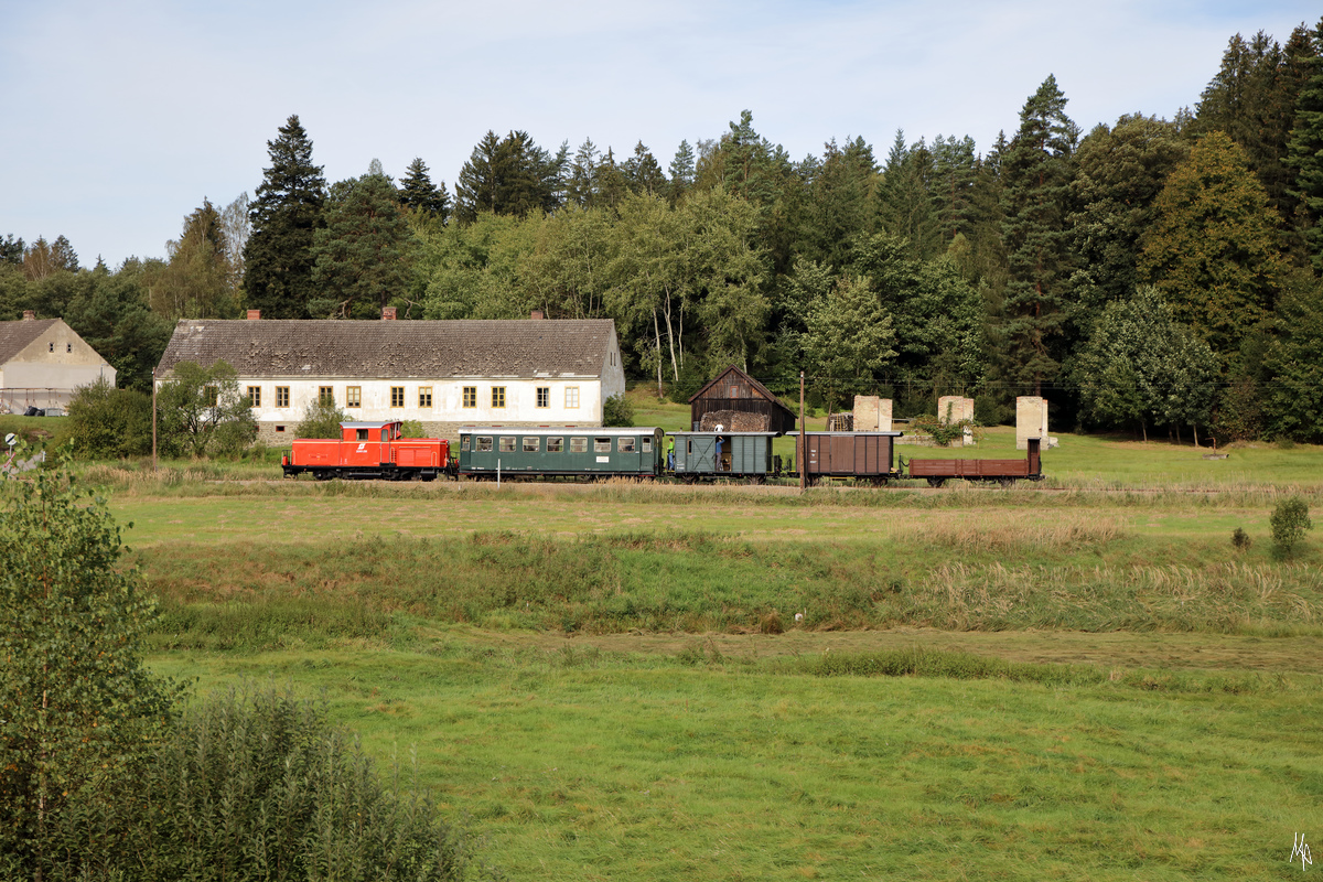 Kurz vor Aalfang ist der Fotogüterzug mit der 2091.09 an Spitze auf seiner Fahrt von Heidenreichstein nach Alt Nagelberg festgehalten. (19.09.2020)