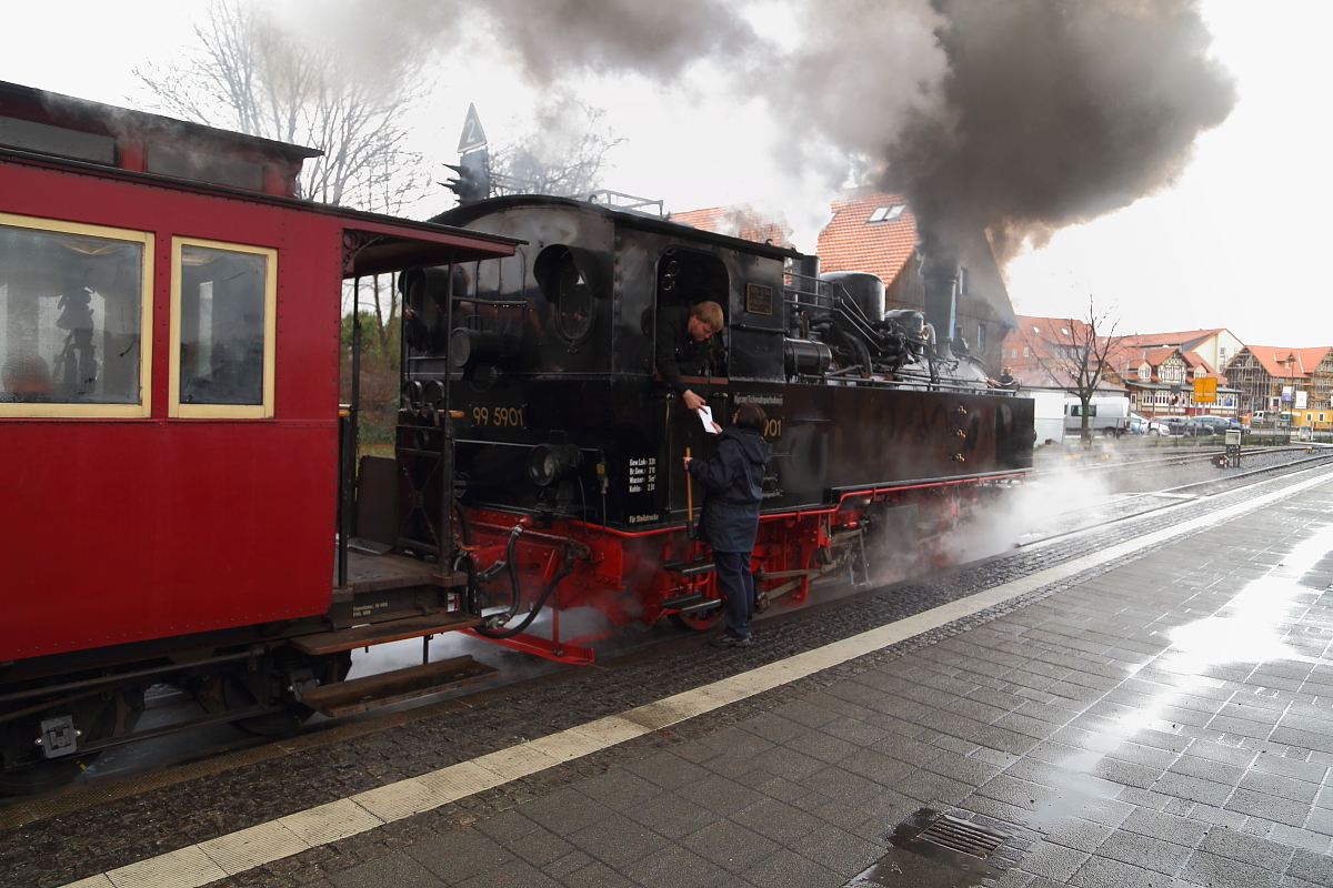 Kurz vor der Abfahrt von 99 5901 mit einem IG HSB-Sonderzug zum Brocken, wird am 05.02.2016 im Wernigeröder Bahnhof, von Lokführer und Zugführerin nochmal das Ablaufprogramm durchgesprochen, da auch wieder einige Fotohalte und Scheinanfahrten vorgesehen sind, welche immer einer besonderen Aufmerksamkeit bedürfen.