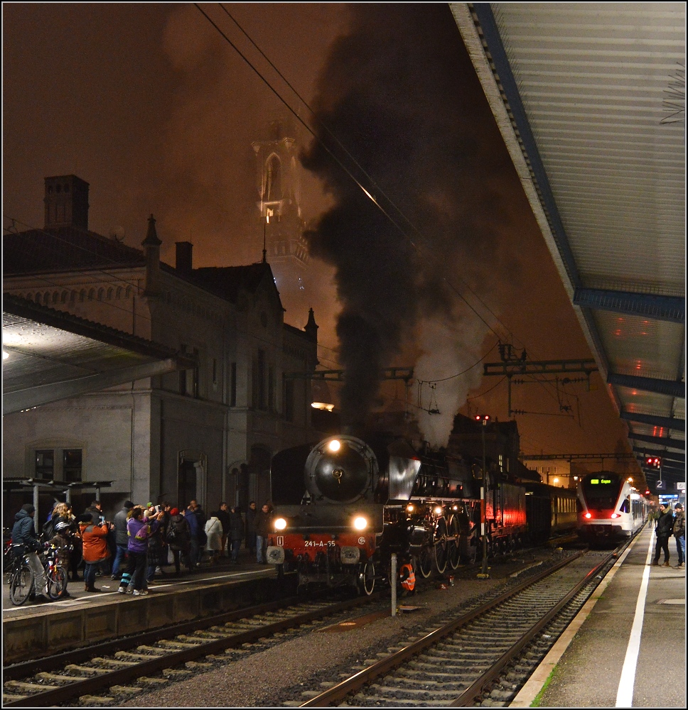 Kurz vor der Abfahrt des Zuges nach Full. Der Bahnhof Konstanz wird von 241.A.65 in dunkle Wolken gehüllt. Dezember 2015.