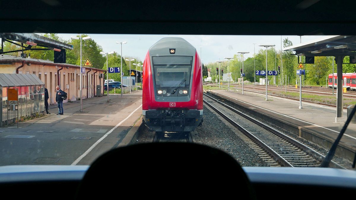 Kurz vor der Abfahrt eines 612er als RE 22593, Aulendorf - Friedrichshafen, wurde durch die verschlossene und nicht mit dem Vorhang verdeckte Scheibe der Tür zum Führerstand der nachfolgende Zug fotografiert, der 19 Minuten später seine Fahrt als RE 3245, Aulendorf - Lindau, beginnen wird (14.05.2019).