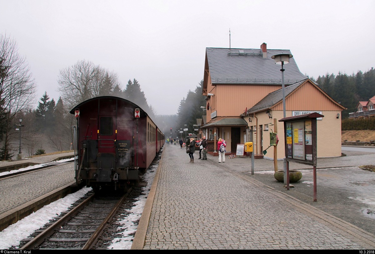 Kurz vor der Abfahrt von P 8933 von Wernigerode nach Bahnhof Brocken noch ein Blick auf den Bahnhof Drei Annen Hohne der Harzer Schmalspurbahnen GmbH (HSB) samt Bahnhofsgebäude. [10.3.2018 | 10:29 Uhr]
