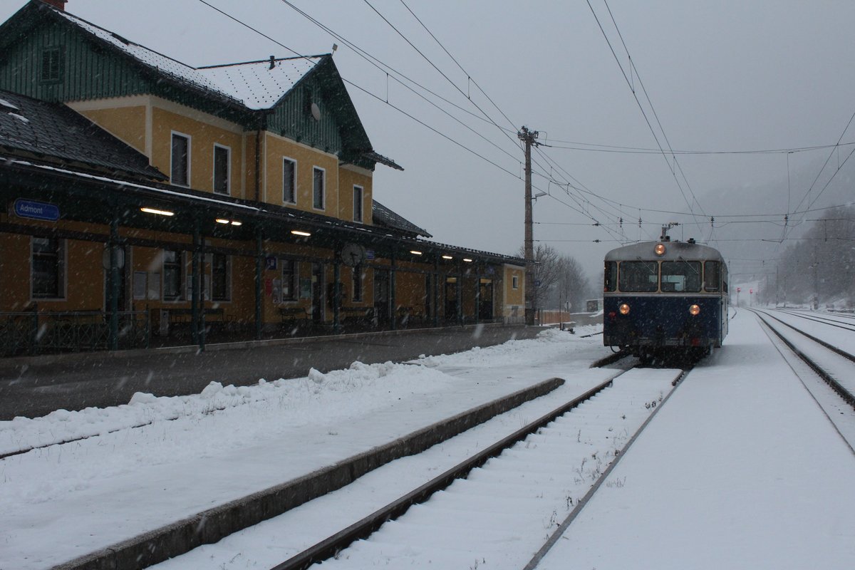 Kurz vor der Abfahrt steht der 5081.55 im Bahnhof Admont und wartet auf die letzten Fahrgäste. Der dichte Schneefall am 15.12.2019 machte eine tolle Stimmung.