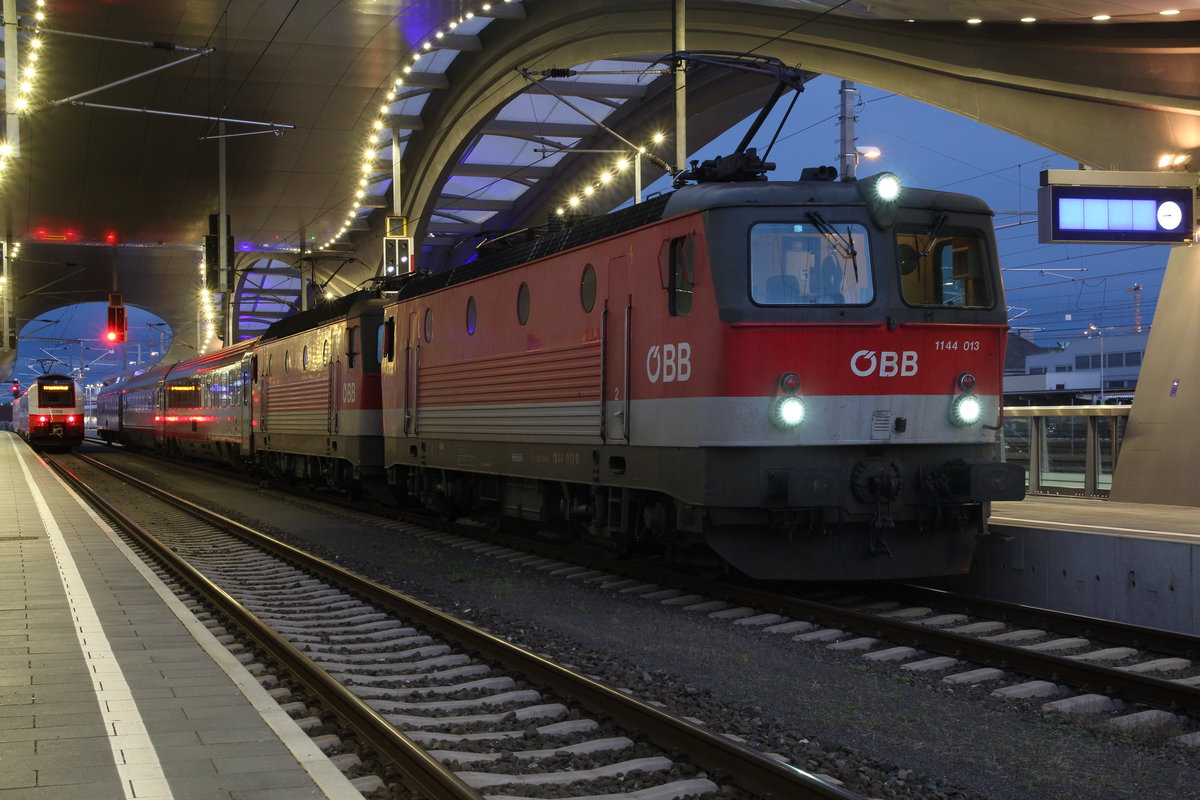 Kurz vor der Abfahrt steht am 25.5.2020 der D852 mit 1144 013 und 1144 224 bespannt.in Graz Hbf.