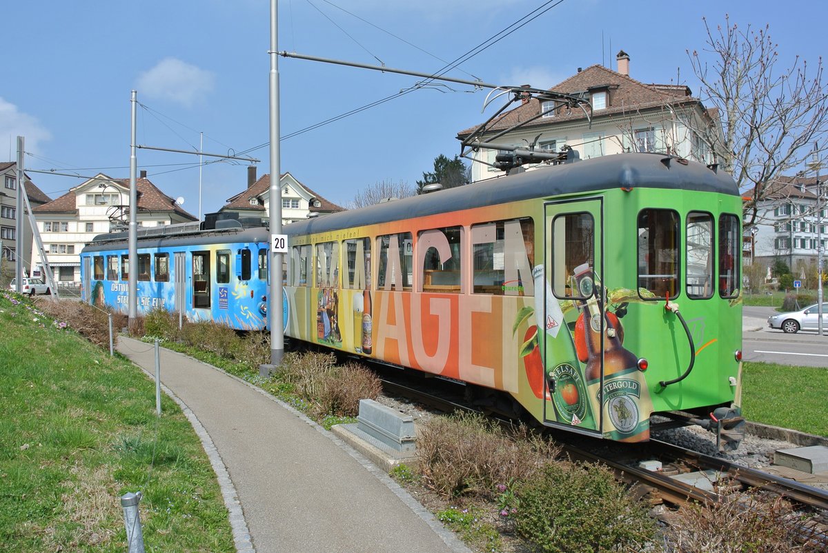 Kurz vor der Abschiedsfahrt rangiert der BDe 4/4 Nr. 7 noch den Partywagen in Speicher, 03.04.2017.