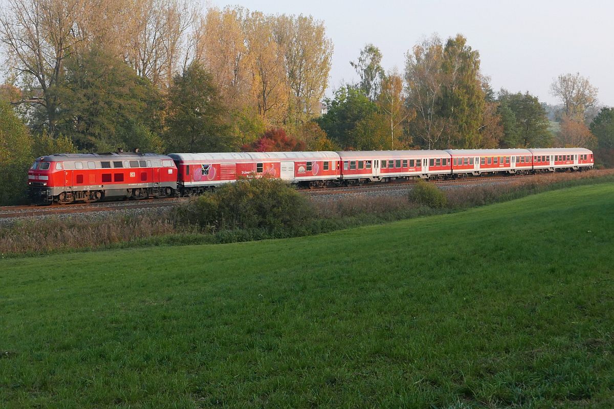 Kurz vor Aulendorf befindet sich 218 495-0 mit den Wagen des RE 3249  Radexpress Bodensee  auf der Rückfahrt von Friedrichshafen über Aulendorf und Herbertingen nach Ulm (20.10.2018).